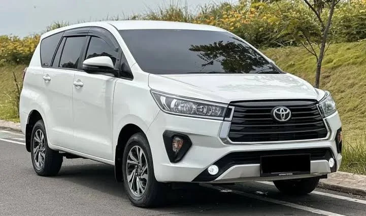 Mobil travel nyaman dari Makuta Travel parkir di depan kantor agen.
