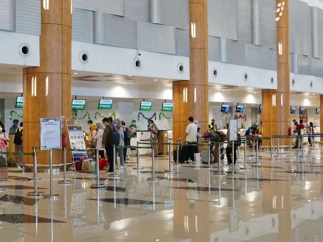 Antrean penumpang di area konter check-in Bandara Juanda Surabaya