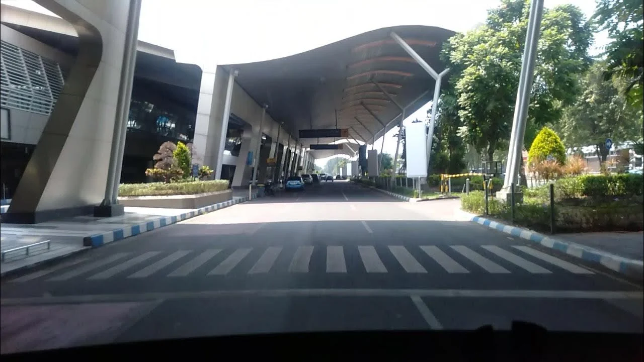 Area penjemputan Terminal 2 Bandara Juanda tempat driver travel menunggu penumpang