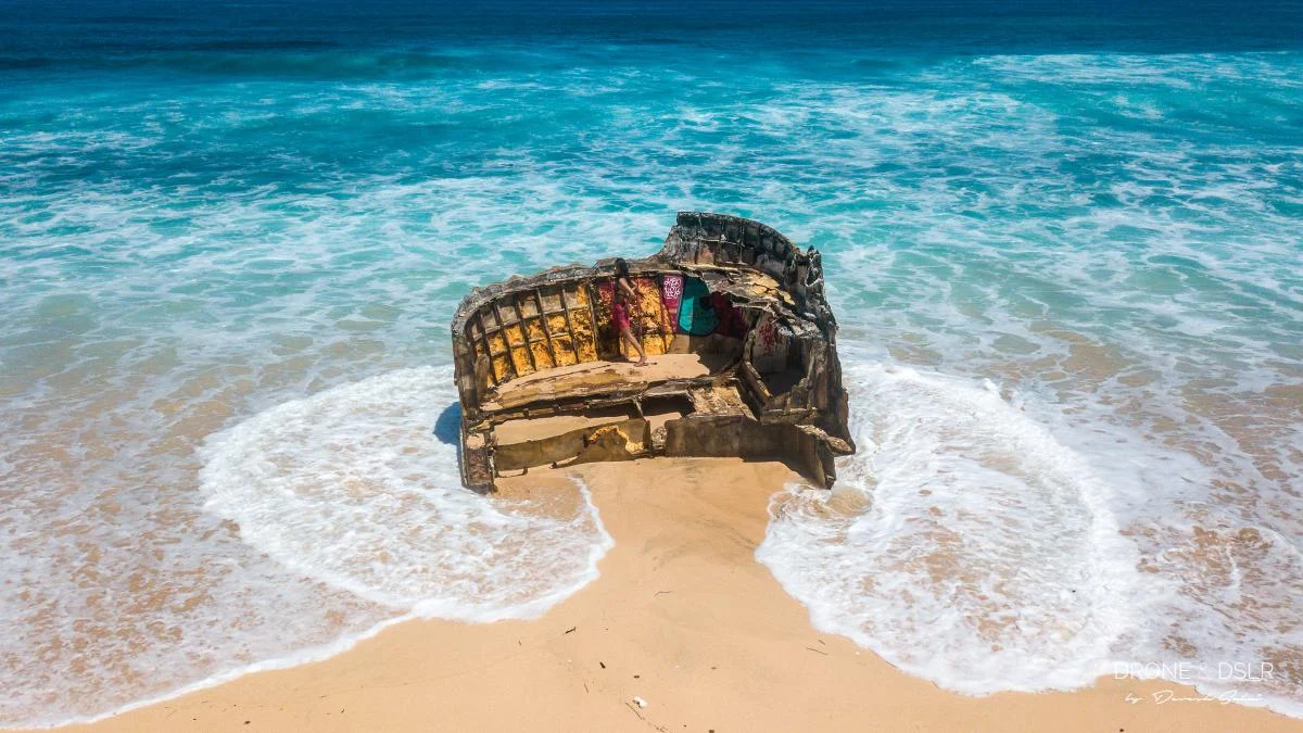 Bangkai kapal karam berwarna-warni di Pantai Nyang Nyang Uluwatu