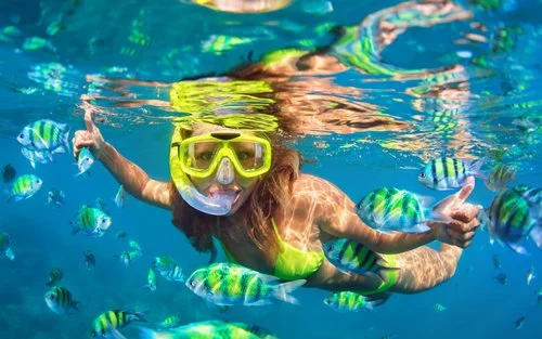wisatawan sedang melakukan snorkeling di pantai bias tugel bali