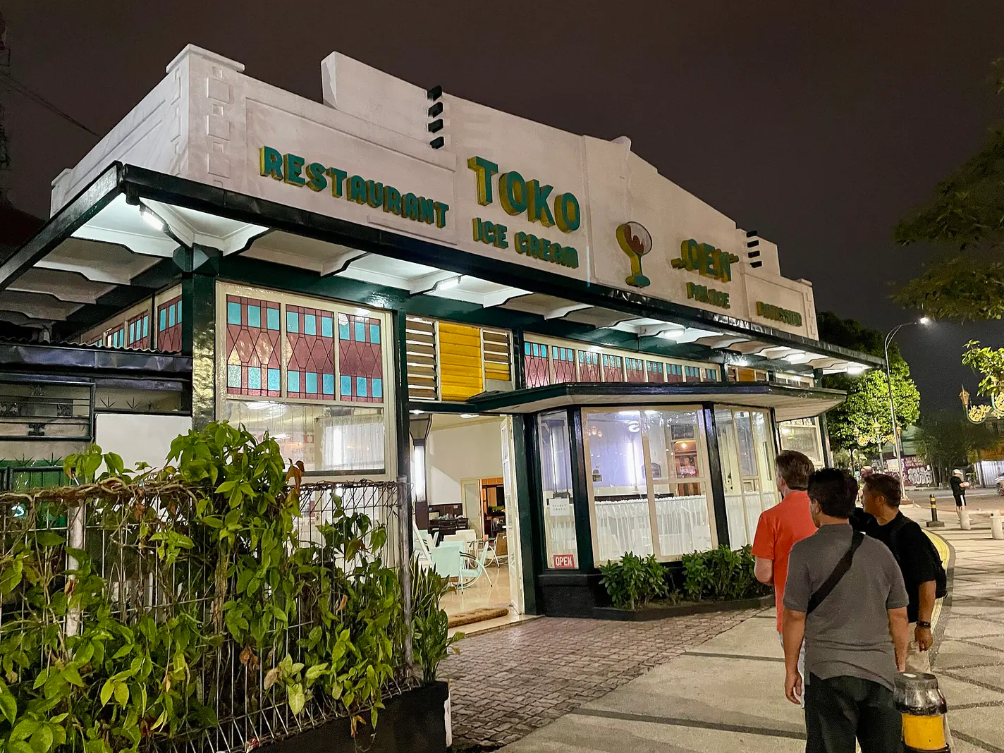 Fasad Toko Oen di Jalan Basuki Rahmat Malang dengan lampu menyala pada malam hari