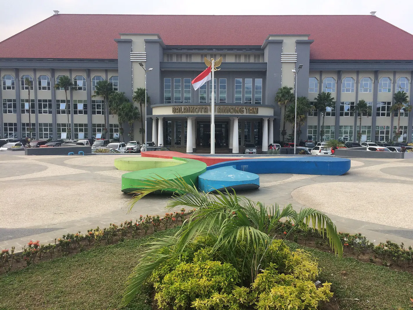 Gedung Balai Kota Among Tani Kota Batu dengan halaman depan dan tiang bendera