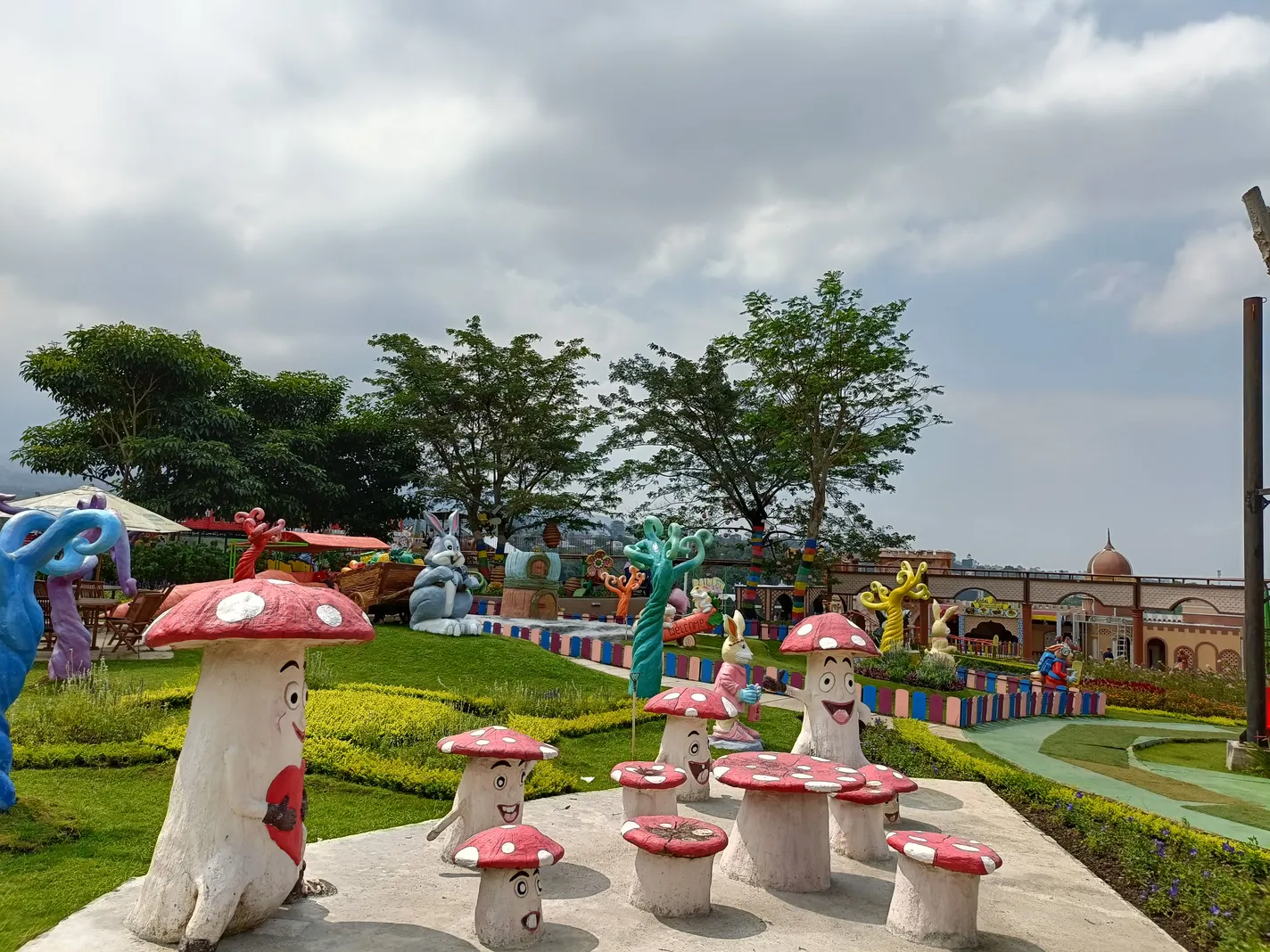 Patung jamur merah putih di area Dunia Jamur Batu Love Garden