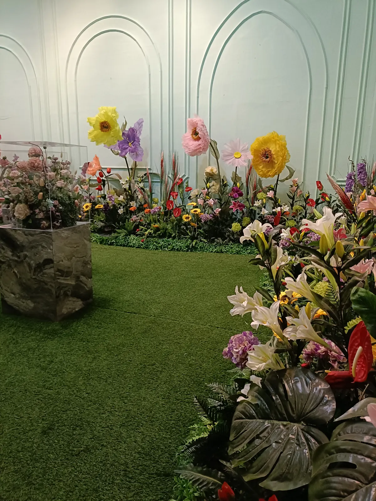 Hamparan bunga lili dan bunga warna-warni di dalam Flower Zone Batu Love Garden