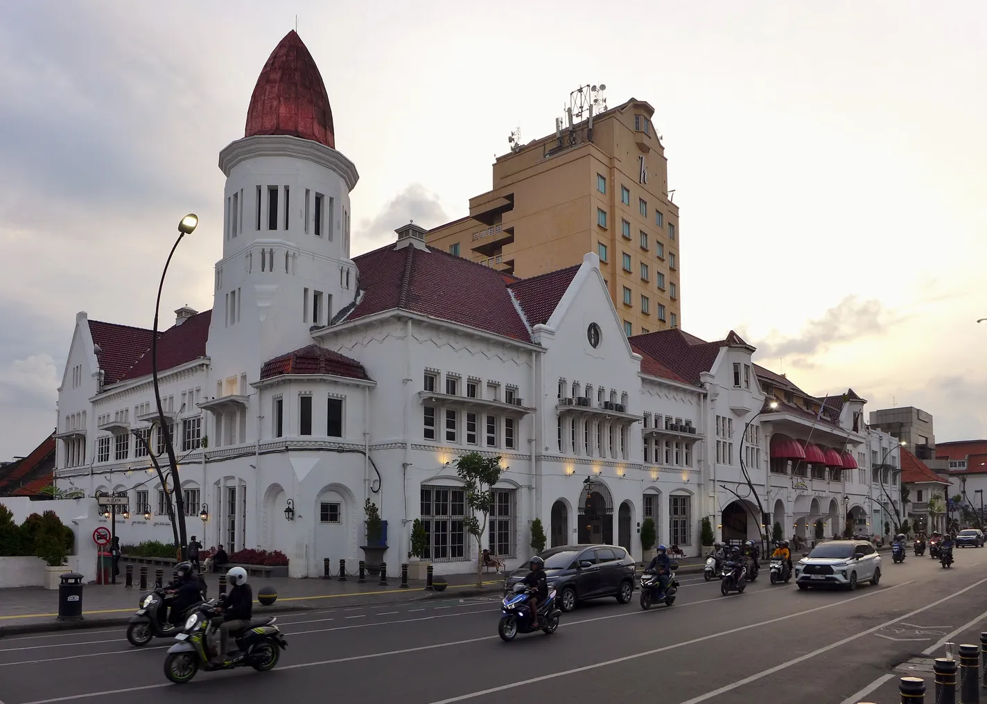 Gedung Cerutu bermenara bulat di Jalan Rajawali kawasan Kota Lama Surabaya