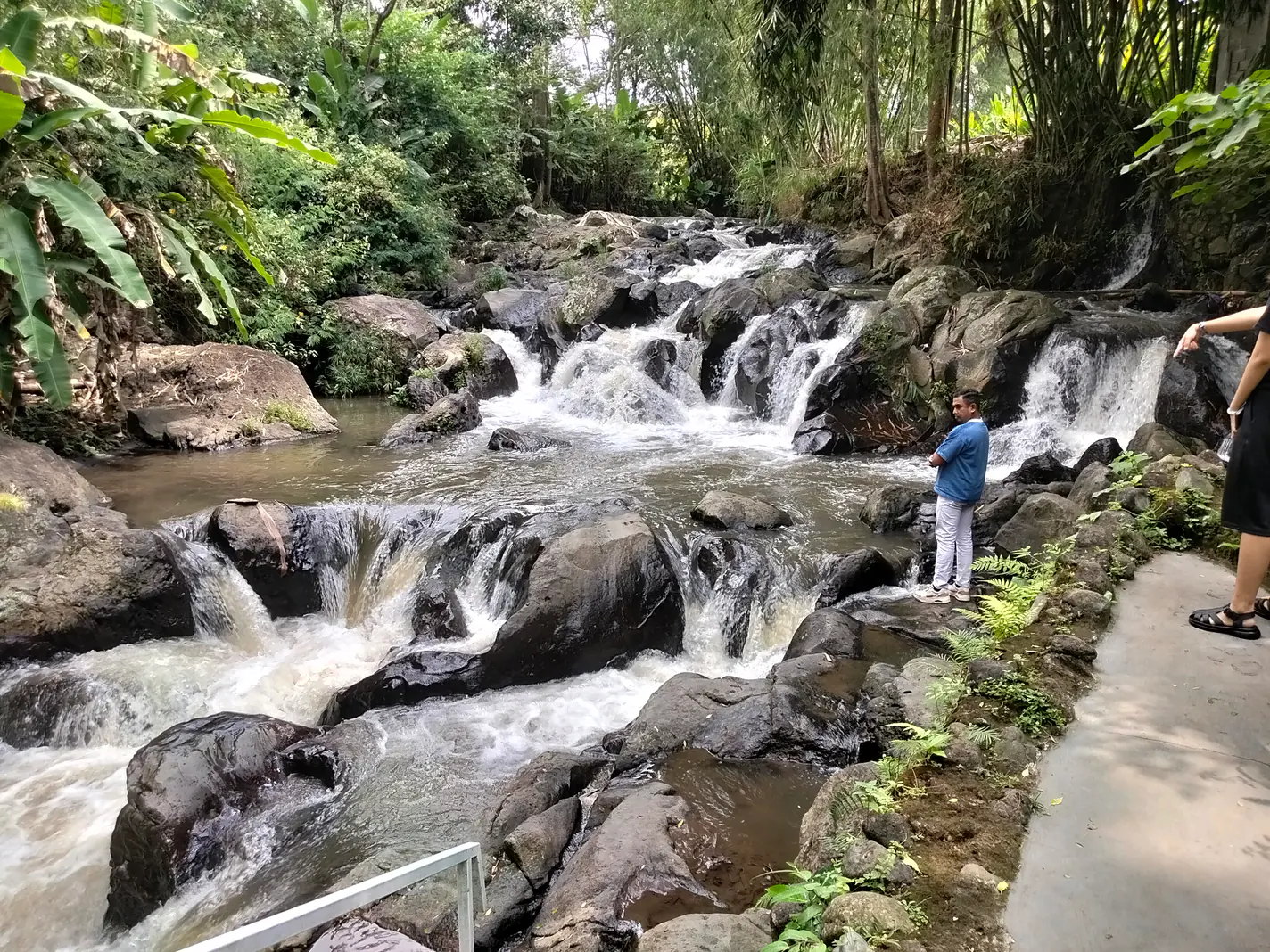 Riam berbatu di aliran Kali Lanang yang dipakai untuk tubing di kawasan Coban Lanang