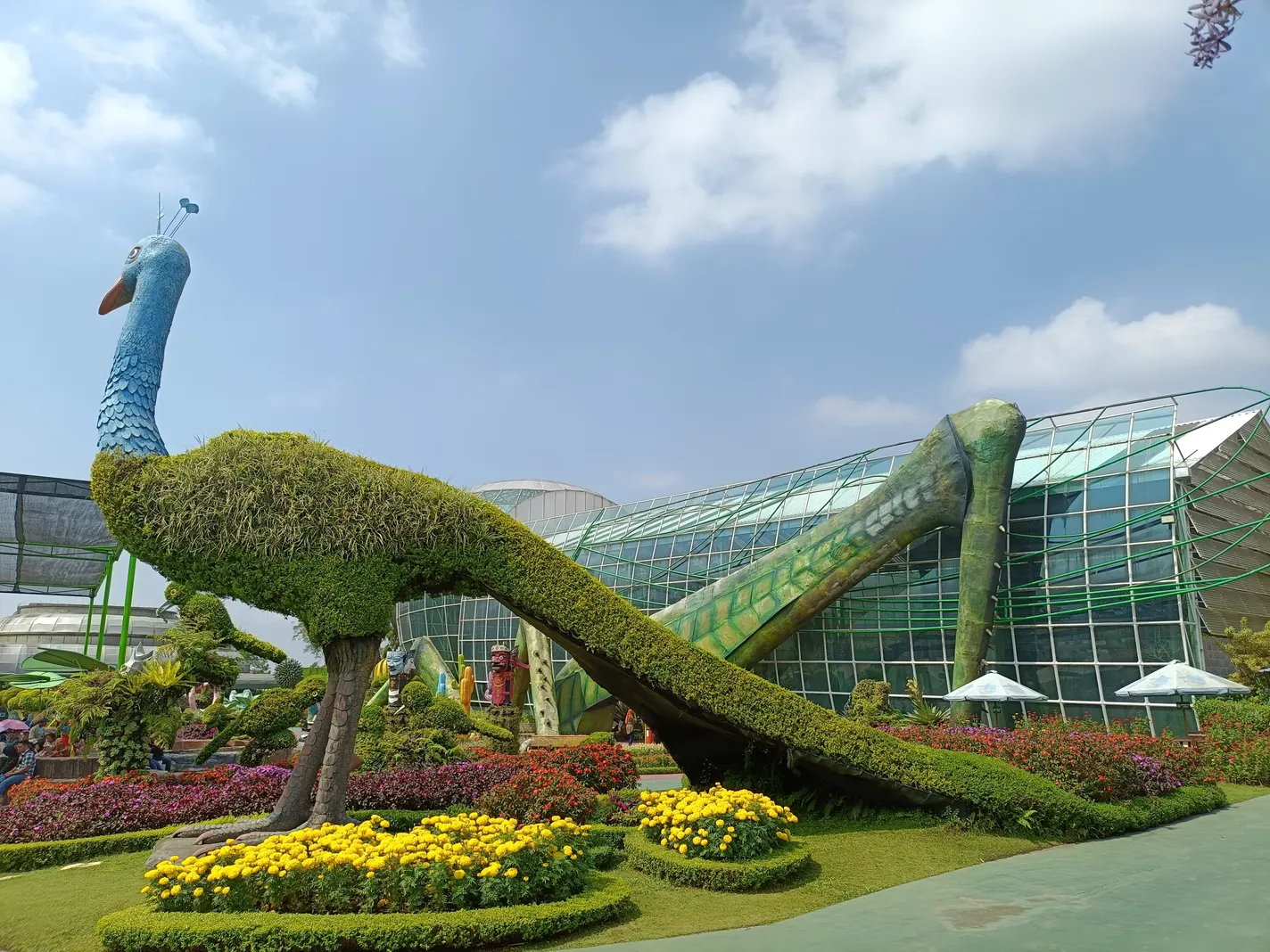Topiary berbentuk burung merak di depan rumah kaca Batu Love Garden