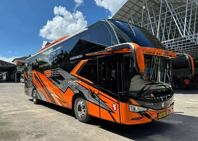Big bus pariwisata menunggu keberangkatan menuju labuan Bajo di titik kumpul 