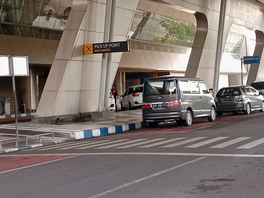 Area drop zone dan titik penjemputan travel di Bandara Juanda Surabaya