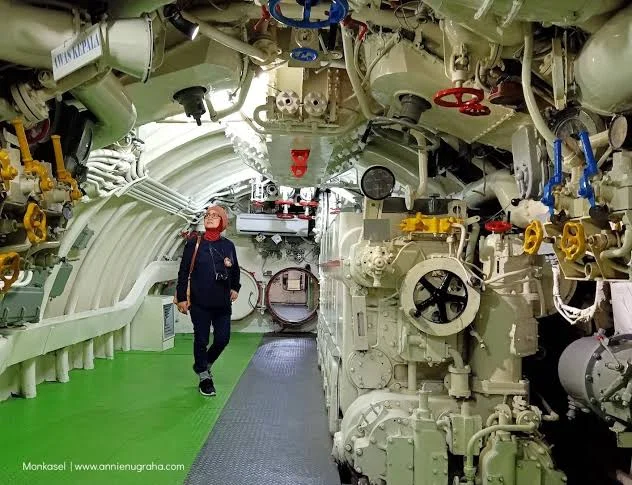 Interior museum kapal selam Surabaya, tempat favorit untuk berfoto dan menciptakan kenangan