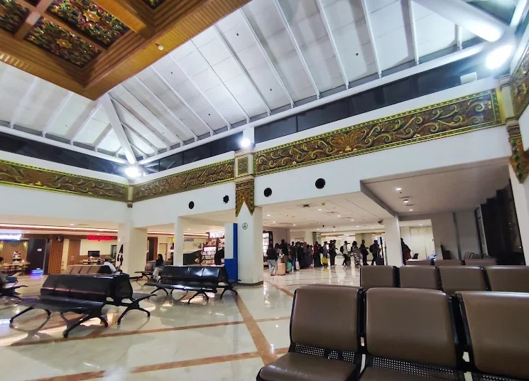Interior ruang tunggu keberangkatan Terminal 2 Bandara Juanda yang terlihat modern dan lebih luas untuk penumpang internasional
