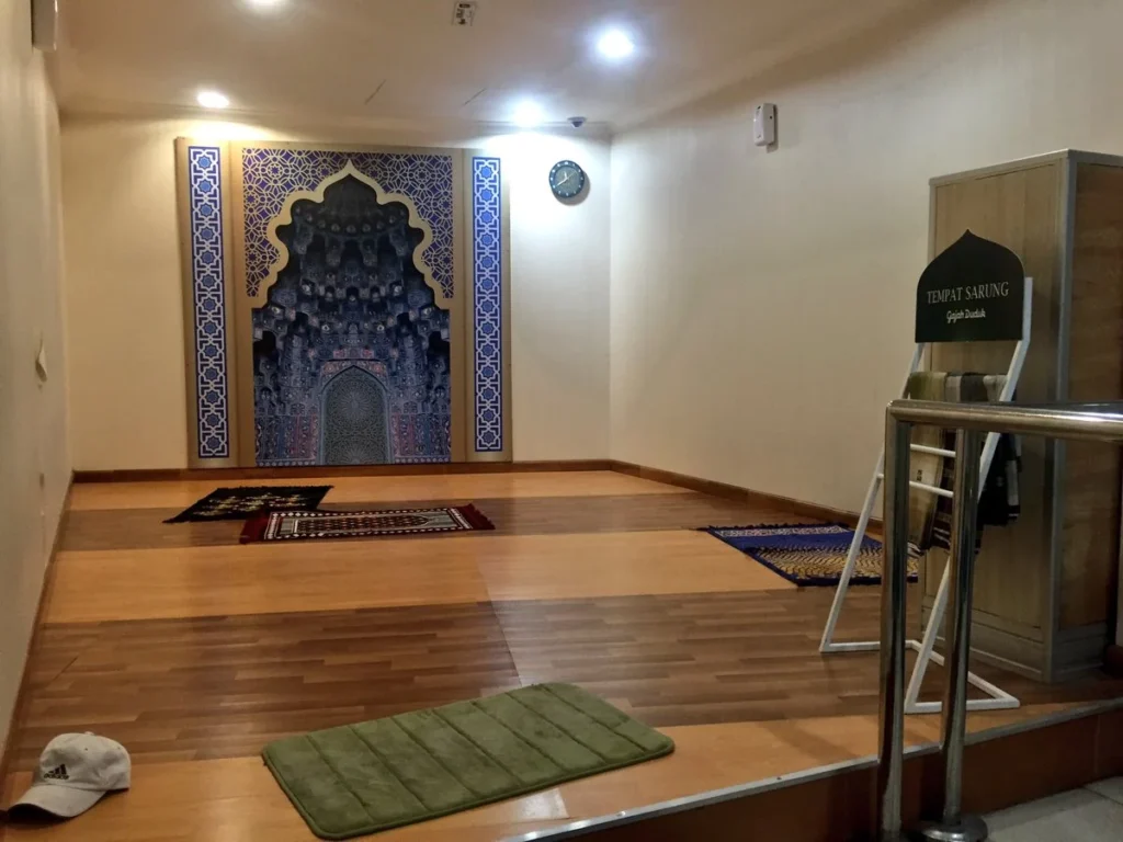 Interior musholla atau ruang ibadah yang bersih dan nyaman sebagai fasilitas penting di Bandara Juanda.