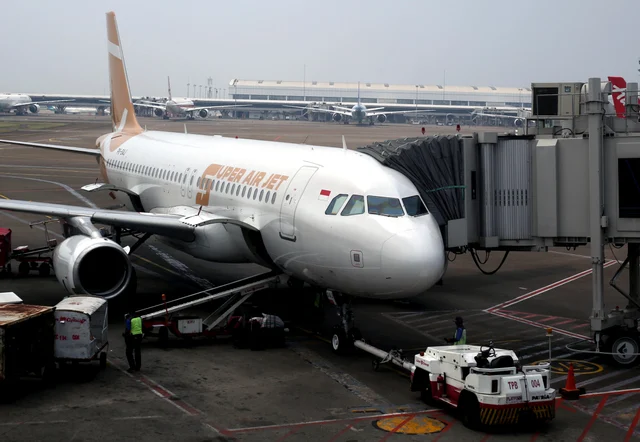 Maskapai super air jet terparkir di garbarata bandara Juanda, siap mengantarkan penumpang ke labuan bajo