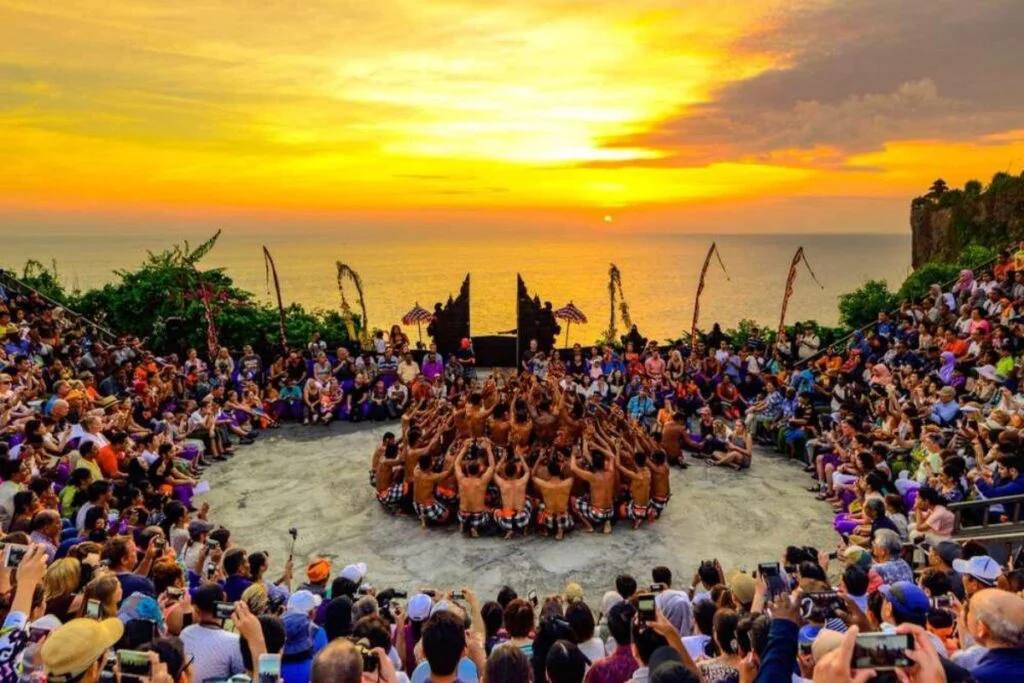 Tari Kecak Uluwatu Bali saat matahari terbenam