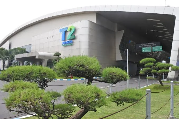 Tampak depan gedung Terminal 2 Bandara Juanda Surabaya, gerbang utama untuk penerbangan Internasional
