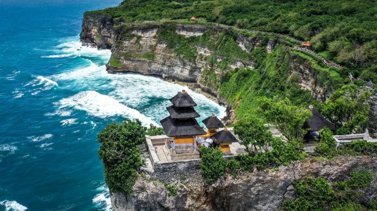 Pemandangan Pura Luhur Uluwatu Bali dari atas tebing