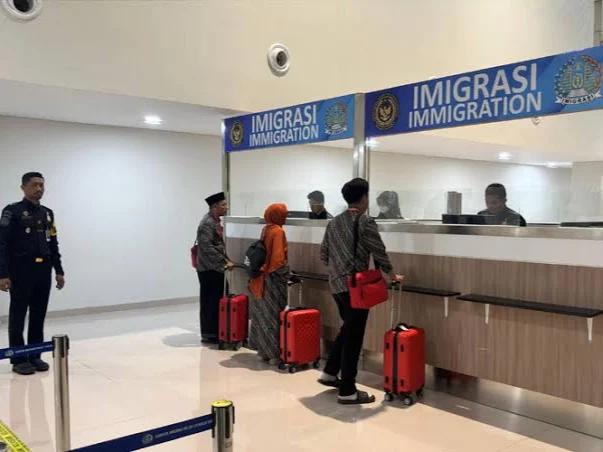 Penumpang menuju konter Imigrasi Terminal 2 Bandara Juanda untuk pemeriksaan paspor penerbangan internasional.