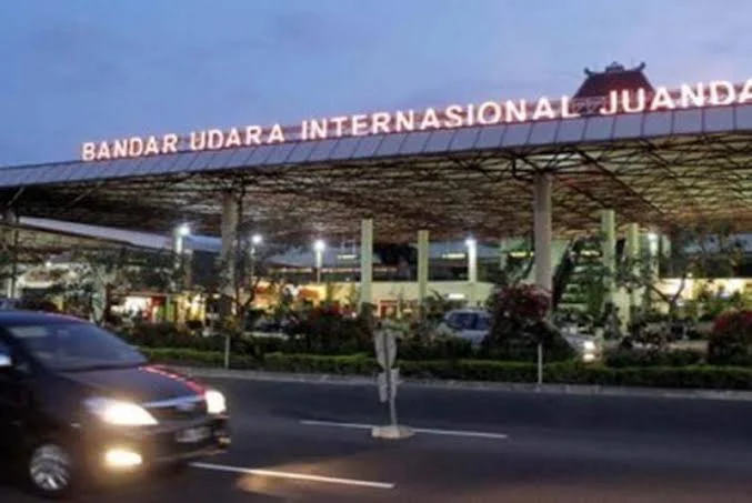 Pick-up zone Terminal 1A Bandara Juanda untuk penjemputan travel Juanda Malang oleh Makuta Travel