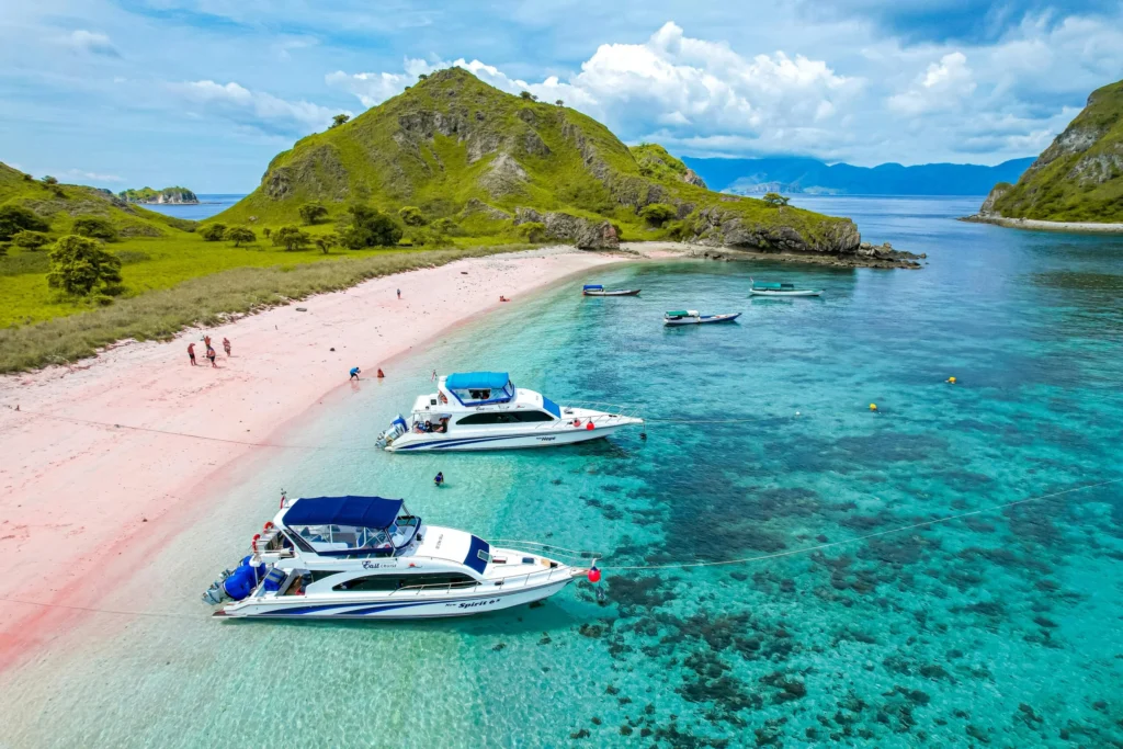 Pemandangan pantai labuan Bajo Dnegan air jernih berwarna biru tampak dari atas