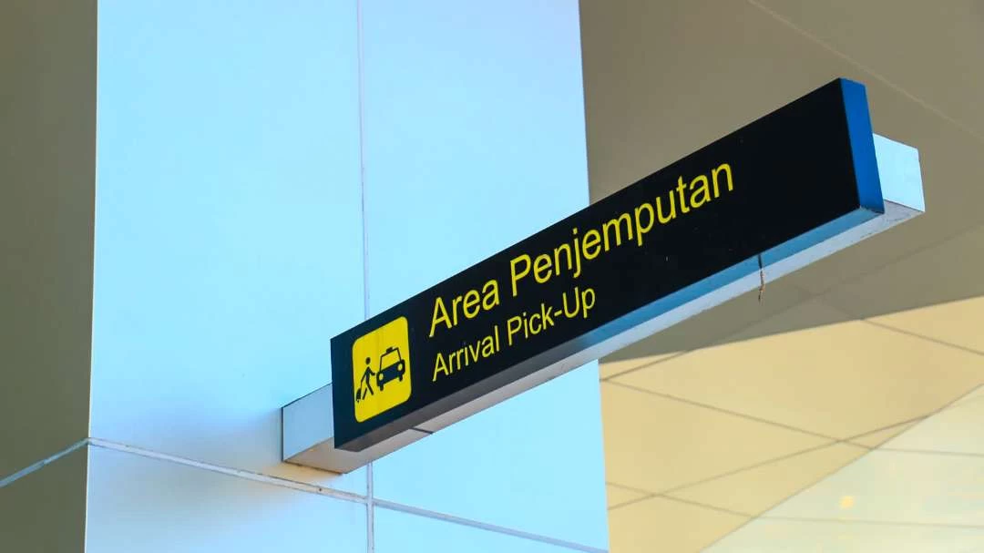 Petunjuk Arah Menuju Area kedatangan Bandara Juanda Surabaya Terminal 1 untuk penjemputan travel Juanda Malang Makuta Travel