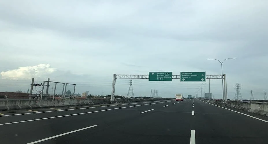 Ruas tol modern dengan marka jelas dan rest area
