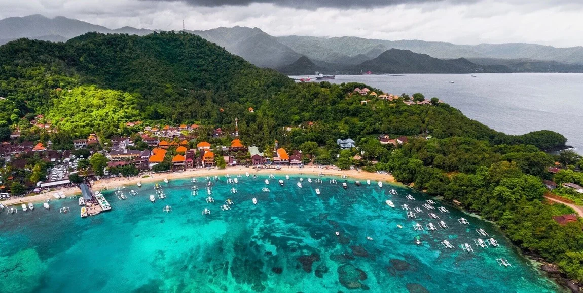 Pemandangan Blue Lagoon Padangbai dari ketinggian dengan air biru jernih
