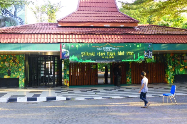 Gerbang utama Kebun Binatang Surabaya