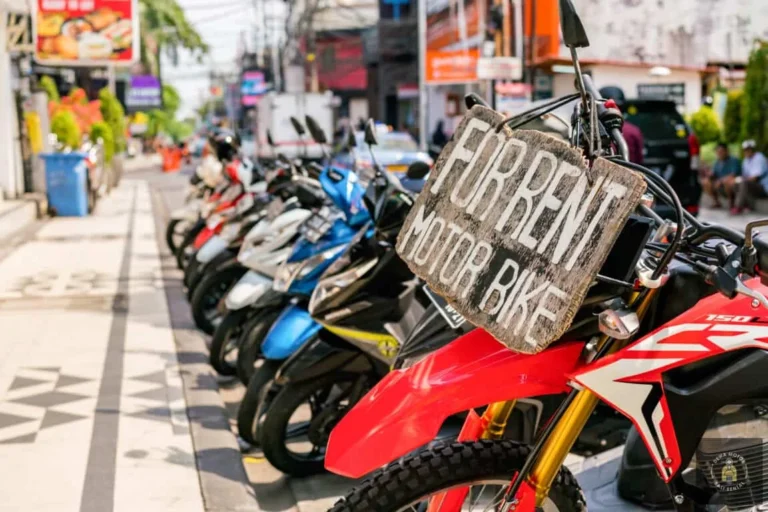 barisan motor sewaan terparkir rapi di pinggi jalan