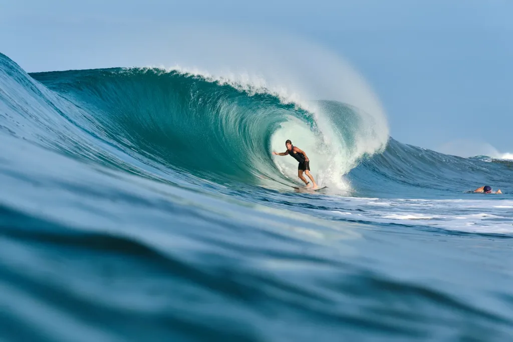 Peselancar menaklukkan ombak besar di Pantai Nyang Nyang Bali